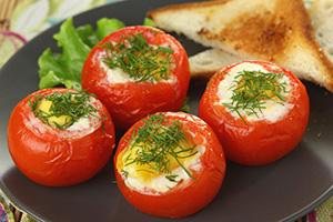 Uunissa paistetut paistetut munat tomaateissa