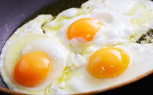 Τηγανητά αυγά σε μια κατσαρόλα