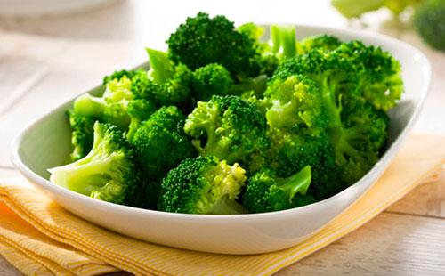 Inflorescenze di broccoli su un piatto