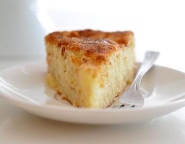 Cottage κατσαρόλα τυρί με μήλα σε λευκό πιατάκι