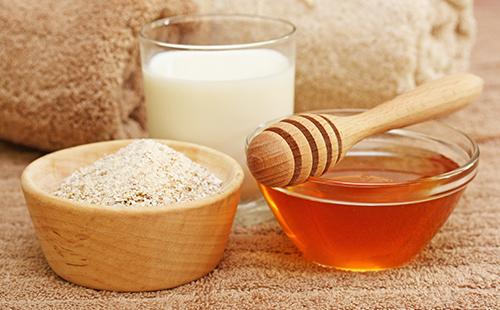Základní ingredience - ovesné vločky, smetana a med