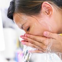 Mädchen wäscht Schaum mit sauberem Wasser