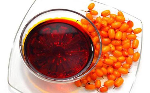 Oranje duindoornbessen versieren een mengsel van bessen en Dimexidum