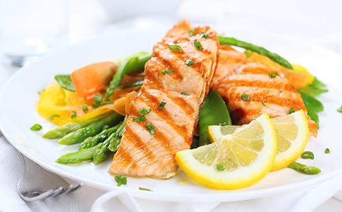 Dieta pesce con limone e asparagi