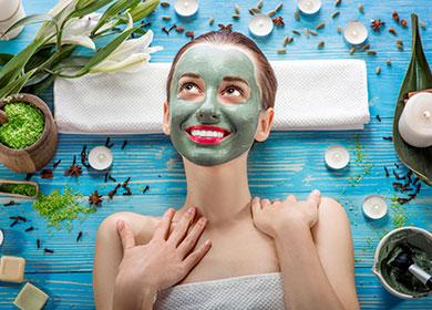 Dívka se zelenou maskou na tváři
