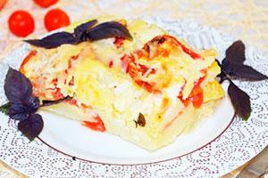 Casseruola di patate con formaggio e pomodori