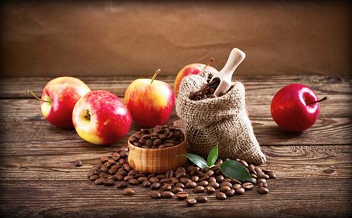 Pussi katkeraa kahvia ja punaisia ​​makeita omenoita