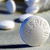 Aspirin Tablette steht am Rand
