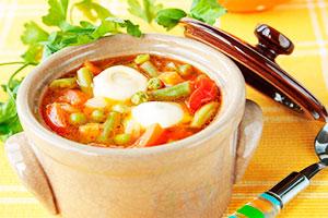 Suppe mit Gemüse und Knödel