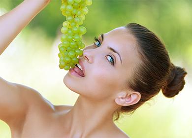 Lány grono szőlőt tart