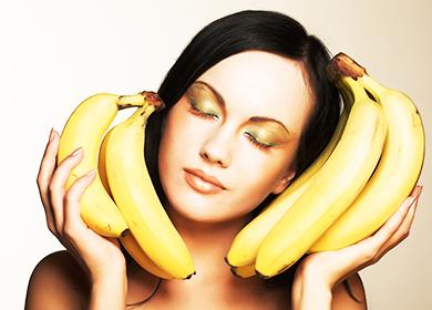 Tyttö pitää banaaneja käsissä.