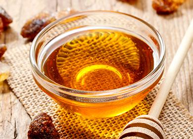 العسل السائل في وعاء
