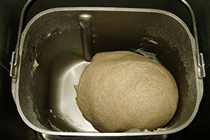 Dough sa isang machine ng tinapay na may langis ng gulay