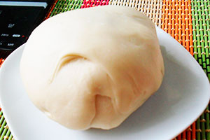 Ang kuwarta para sa mga dumplings sa universal machine ng tinapay