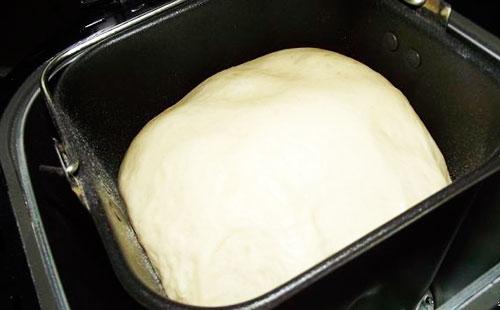 Impastare la pasta nella macchina per il pane