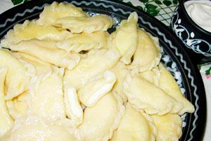 Ang mga sibuyas na dumplings na may cottage cheese