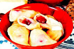 Dumplings na may pagpuno sa cherry