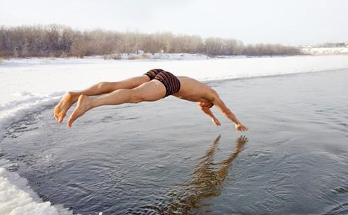 Ein Mann springt effektiv in Winterwermut
