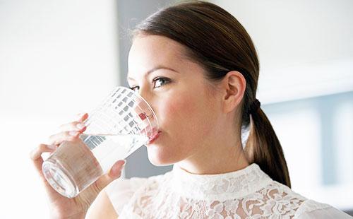 Момиче пие вода