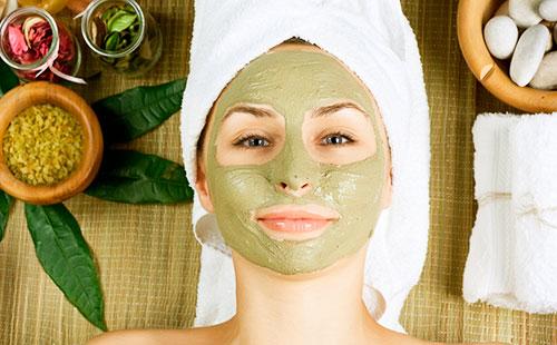 Grüne Gesichtsmaske