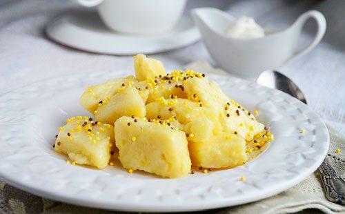 Faule Mehlklöße mit Kartoffeln auf einer weißen Platte