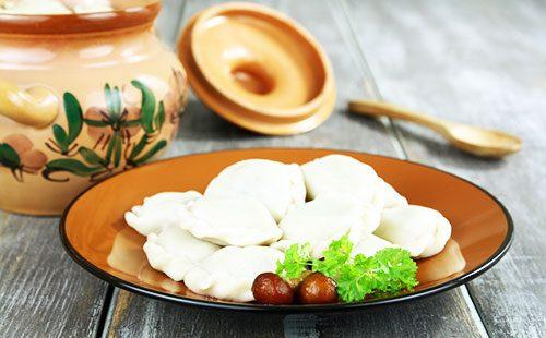 Mehlklöße mit Kartoffeln und Pilzen auf einer Platte