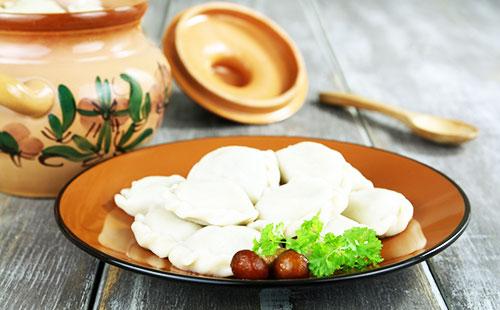 Traditionelle Rezepte für Knödel mit Kartoffeln und Pilzen und nur Pilzen