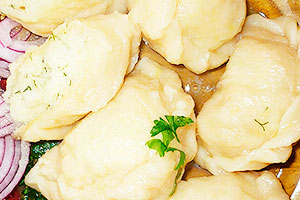 Mehlklöße mit Kartoffeln in einem langsamen Kocher
