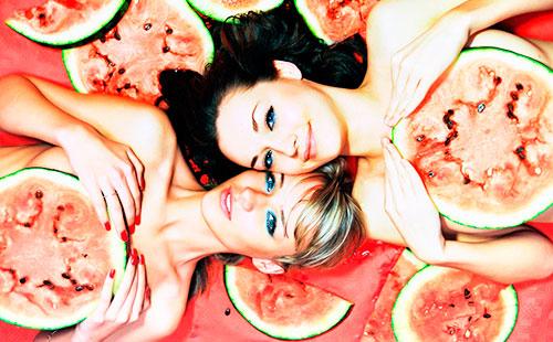 Mädchen mit Wassermelonen