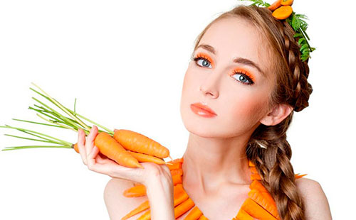 Tyttö porkkanat