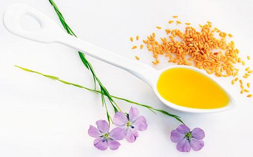 Olio di semi di lino in un cucchiaio