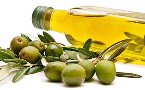 Olio d'oliva con olive
