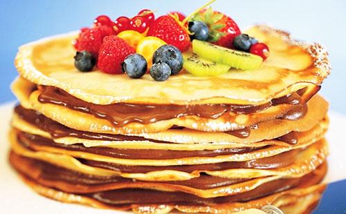 Ang mga pancakes na may mga berry at prutas