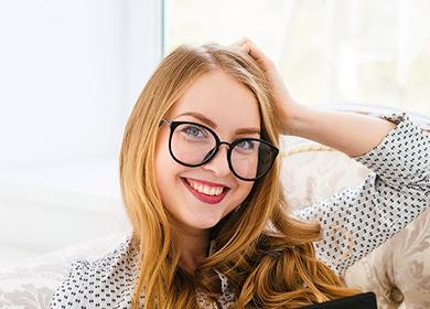 Smějící se dívka v módní brýle