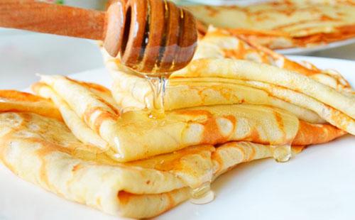 Mga pancakes na may honey