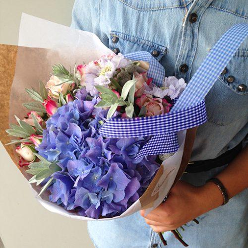 Μεγάλα μπλε λουλούδια δεμένα με κορδέλα σε τόνο