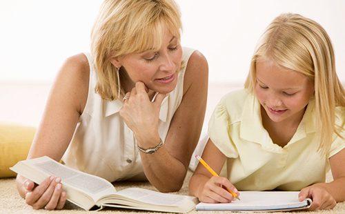 Engelse nanny geeft Engelse les aan meisje