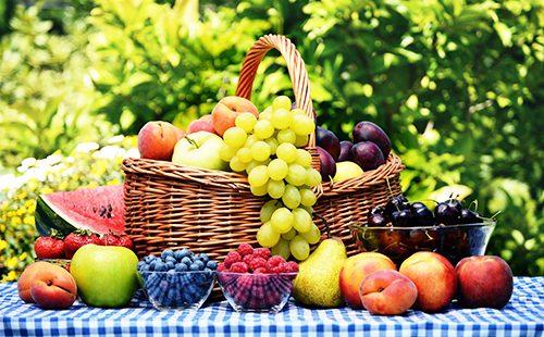 Есенни плодове в плетена кошница