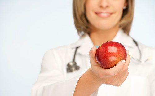 طبيب مع التفاح