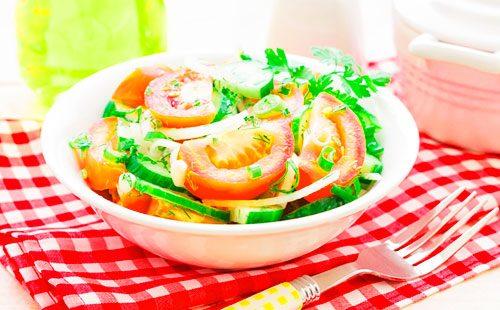 Salat mit Tomaten und Oral