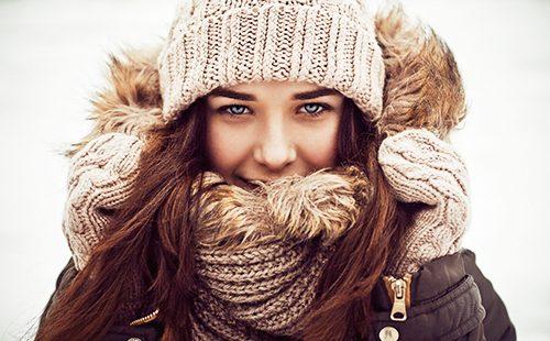Laiminga mergina vilnoniais žieminiais drabužiais