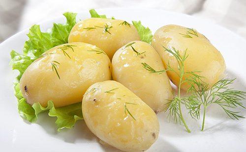 Vařené brambory se snítky zelených
