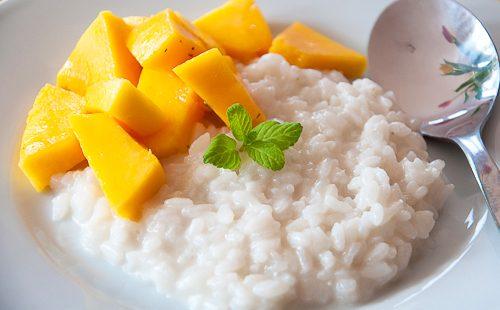Porridge di riso al latte con fette di mango