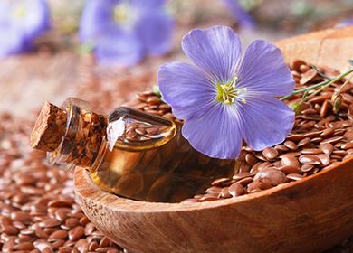 Láhev oleje s modrým květem semen