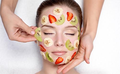 Pezzi di frutta sul viso
