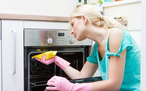Frau reibt den Ofen