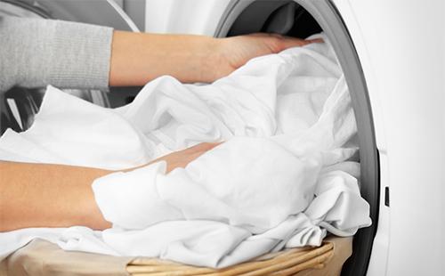 Weiße Wäsche in einer Waschmaschine