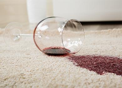 Rotwein verschüttet auf einem Teppich