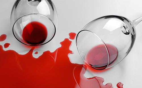 Padly sklenice vína