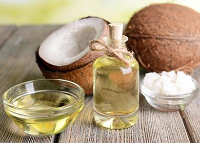 Kokosový olej a nakrájený kokos